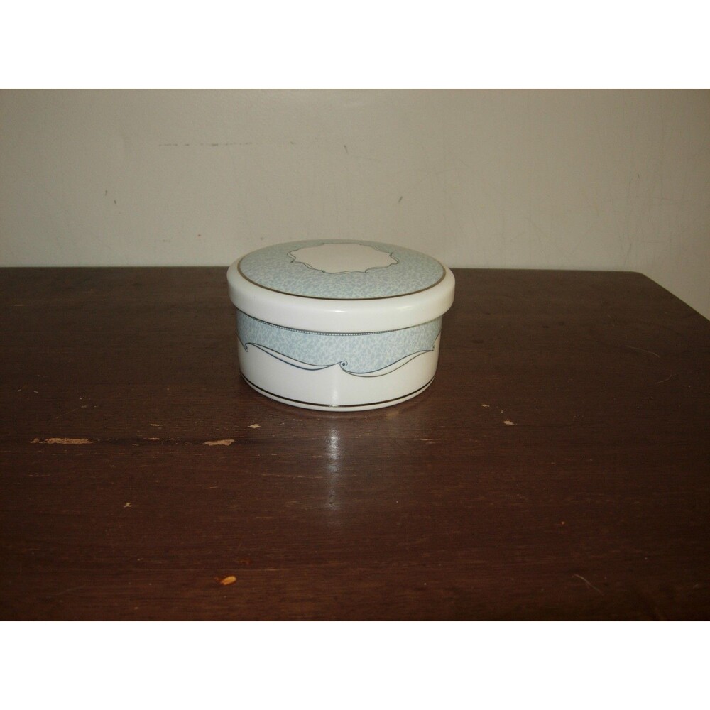Wedgwood Venice 4" Bone China Vanity Ring Trinket Box w/ ring foam insert & lid